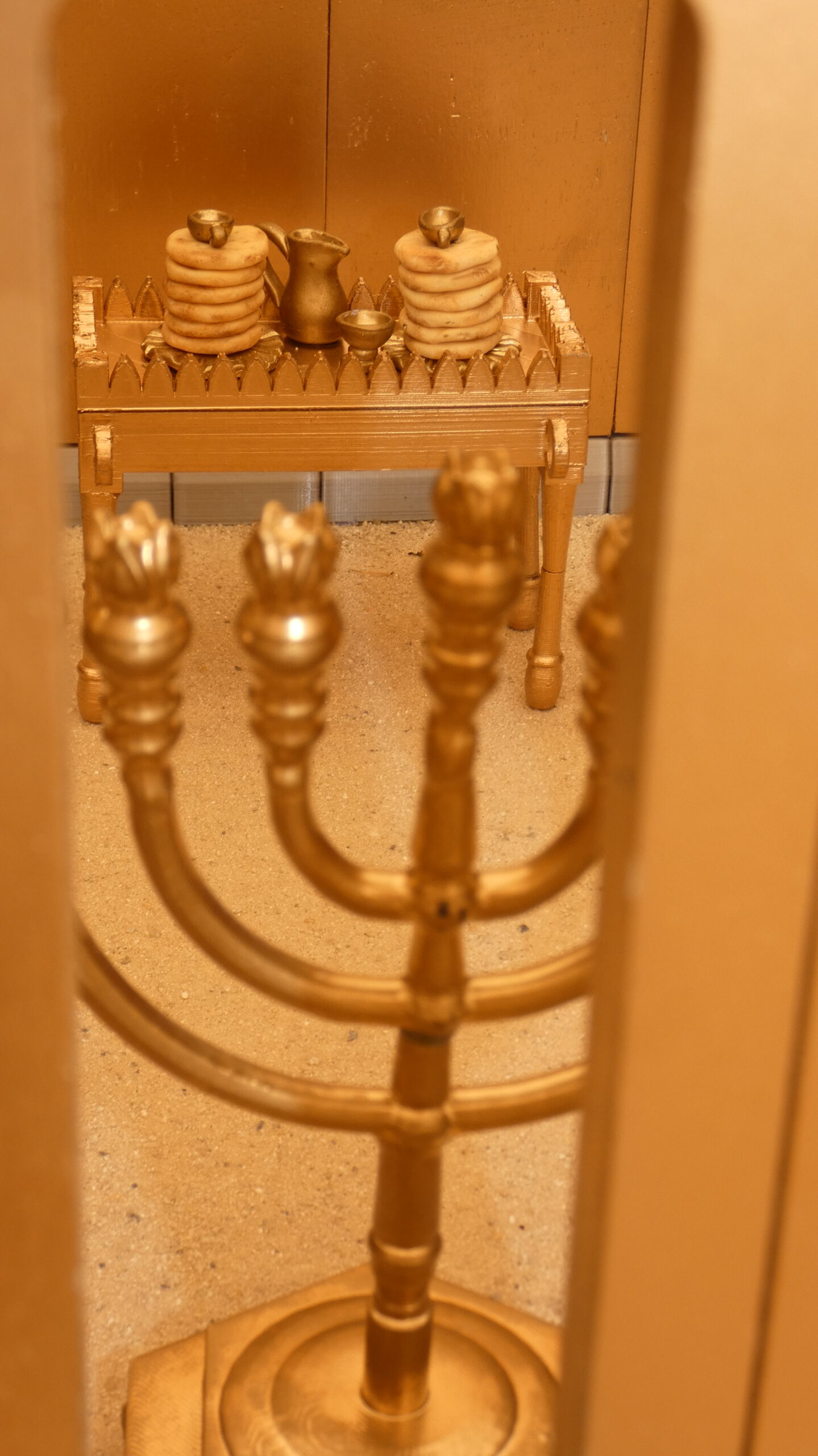 Entrevue Tabernaccle Expérience avec coffre de l'Arche de l'Alliance et Ménorah