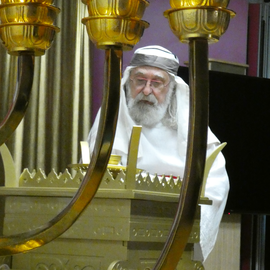 Parcours immersif Tabernacle Expérience Le sacrificateur est derrière la Ménorah